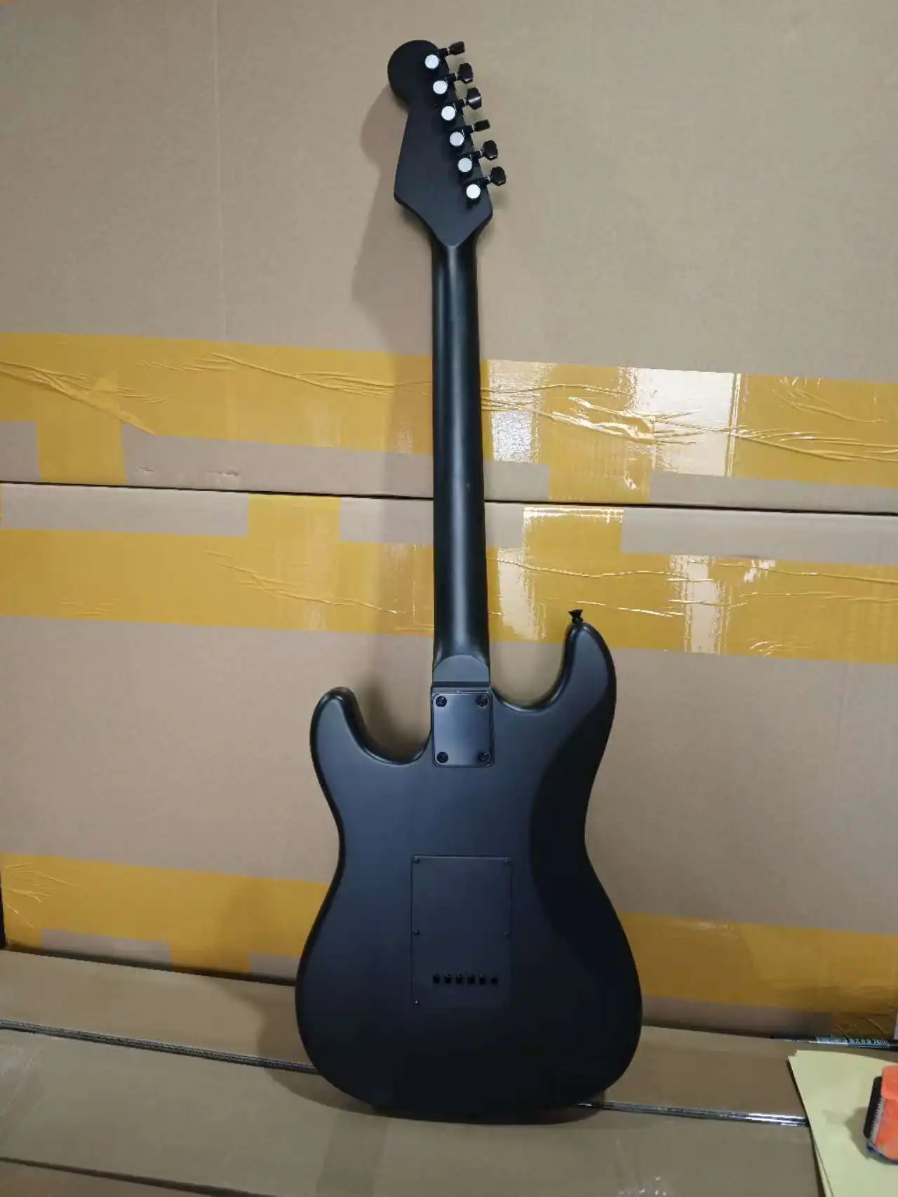 

2025 hot sale Solo Guitar 6 String Lead Guitar SSH Pickup ST Model 22 Frets 1v2t5w Black Color High Sound Electric Guitar