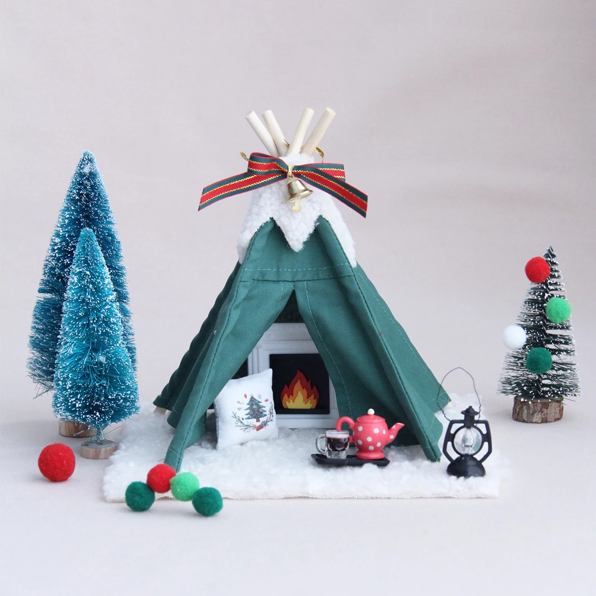 1:12 Miniature Fabric Tent, Available in Green and Red Color Schemes, Suitable for Mini House Christmas Decorations