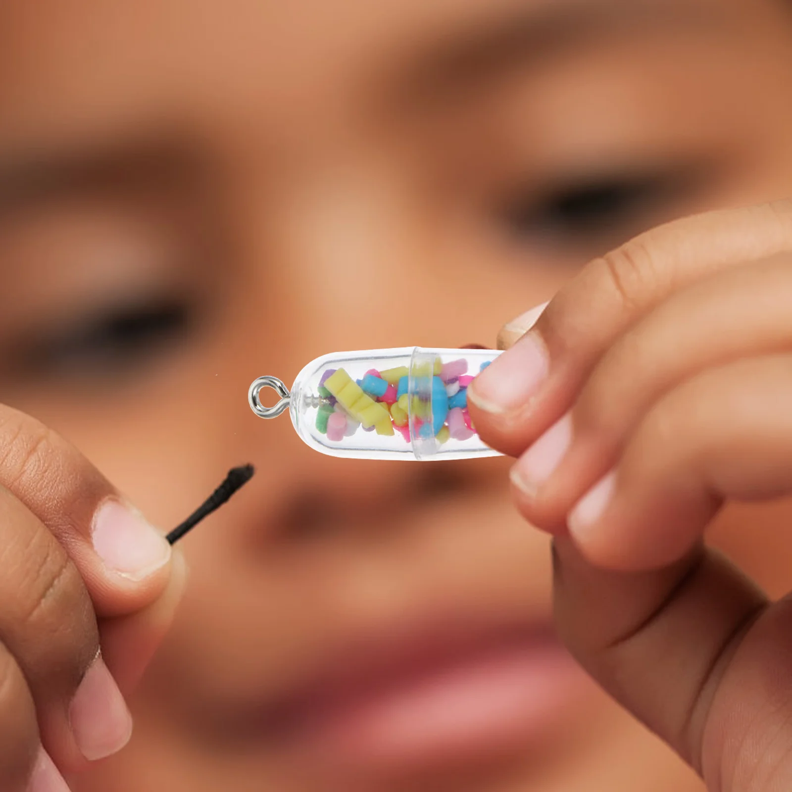 จี้รูปแคปซูลสำหรับตกแต่งเคสมือถือ 20 ชิ้น ทำจากพลาสติก PP สำหรับงาน DIY เครื่องประดับ พวงกุญแจ ของตกแต่งเคสมือถือ อุปกรณ์งานฝีมือ