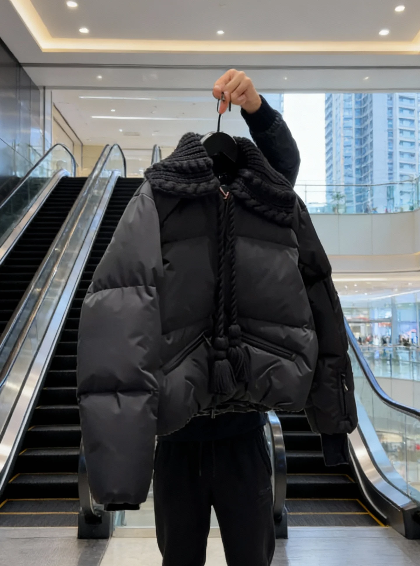 เสื้อโค้ทผู้หญิงแบบพัฟเฟอร์บุใยโพลีเอสเตอร์สีขาว รุ่น Sli ort Puffer Jaet สำหรับฤดูหนาว อุ่นสบาย สไตล์ลำลอง แฟชั่น