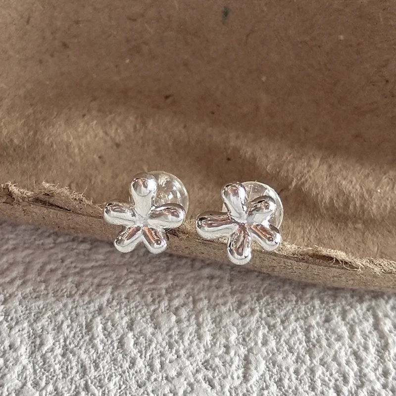 

S925 однотонные серебряные серьги-гвоздики с цветочным принтом, корейские INS, минималистичный изысканный цветочный дизайн, гипоаллергенные украшения для пирсинга ушей для женщин