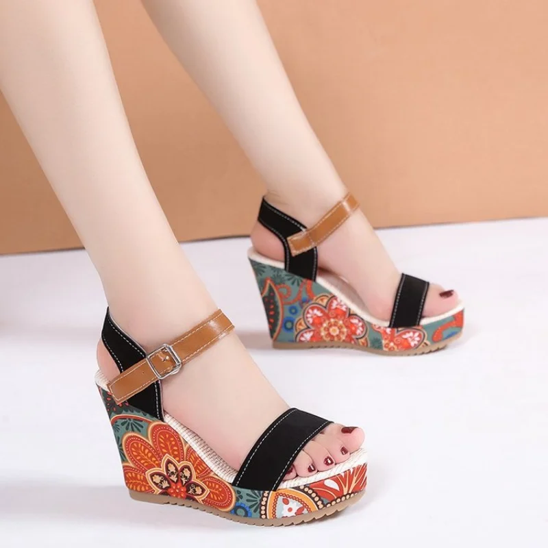 27/5000  Summer new Korean version of fashion national style floral cloth wedge muffin bottom comfortable casual large size sand