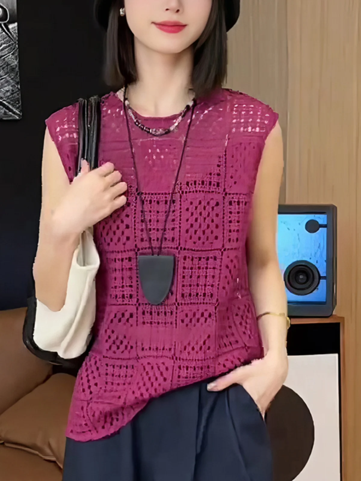 

Summer 2025 round Ne Knitted Hollow out Svel Vest Commute Versatile Top Design Sensation Korean Sle Knitwear