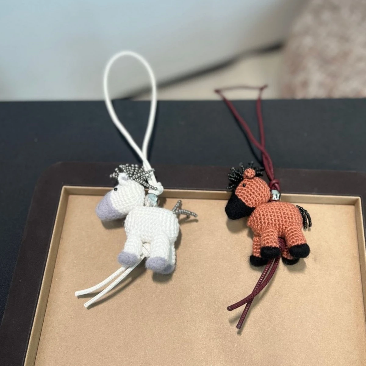 

Вязаный крючком брелок-пони из шерстяного войлока ручной работы, роскошный минималистичный аксессуар для женских сумок