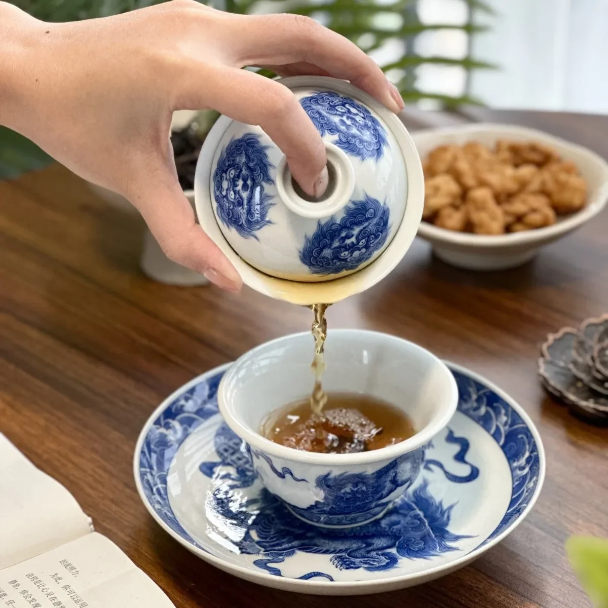 Jingdezhen high-end ceramic antique blue and white double lion rolling hydrangea cover bowl three-piece gift box hand-painted