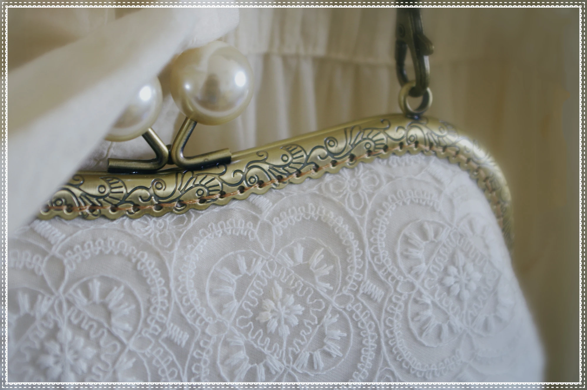 Lost in Vinatge White Lace Clasp Clutch Bag Snap Closure Metal Frame Pearl Ball Kiss Lock Bridal Clutch