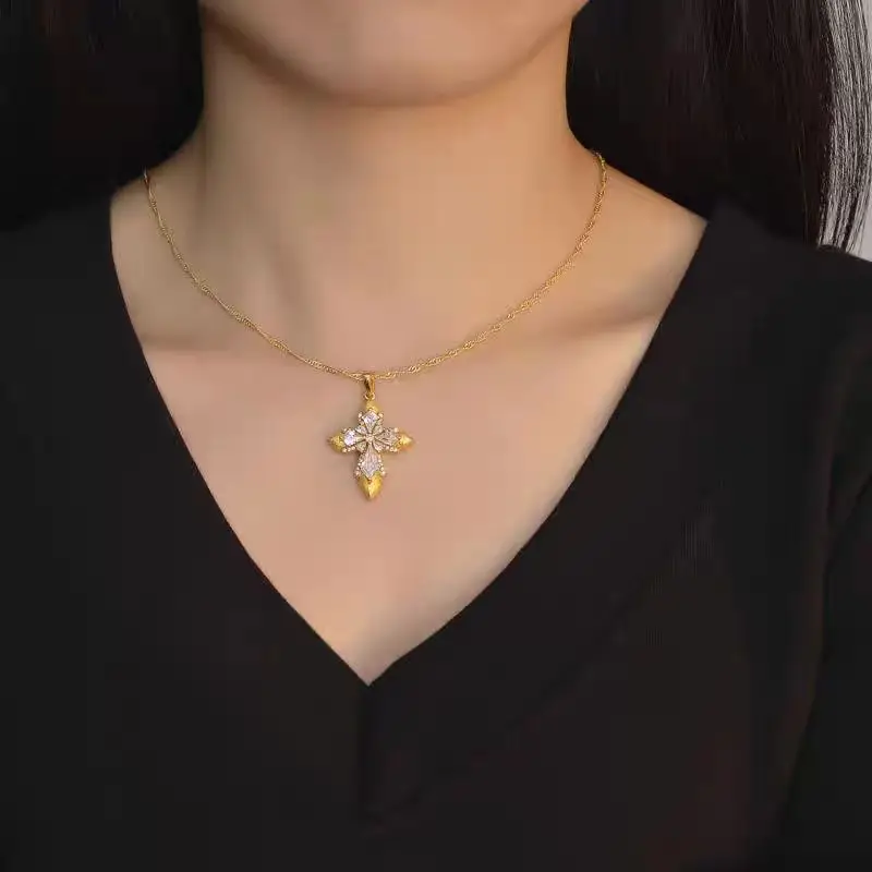 9999 24K الذهب الحقيقي الأبيض الماس الصليب قلادة المتخصصة نحى الصليب مطعمة دلاية من حجر الزركون سلسلة الترقوة العصرية النساء