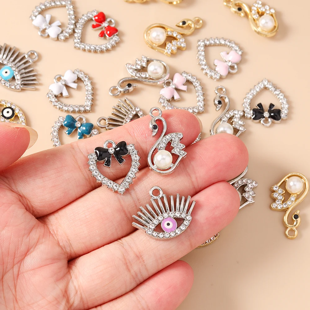 10 Stück niedliche, gemischte Anhänger mit Kristall- und Metallmotiven in Form von bösen Augen und Herzen, zum Basteln von Schmuck, Ohrringen, Halsketten und für DIY-Bastelarbeiten. – Detail 2