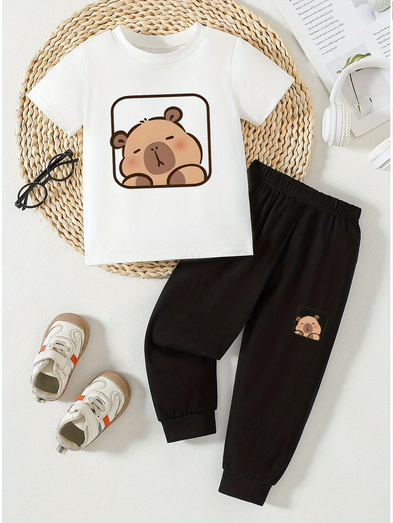 

2 предмета: летний повседневный комплект из футболки и брюк для мальчиков с принтами мультяшных капибар