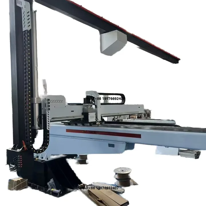 Large-scale Single-arm Industrial Robots Utilize High-quality Linear Guides to Handle Thin-walled Plastic Products.