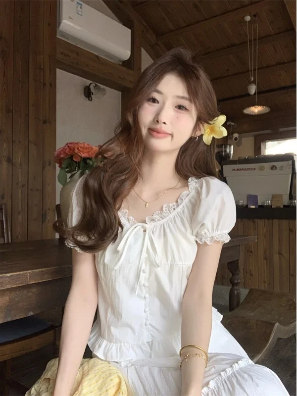 

Женская кружевная отделка с милой кружевной отделкой Bubble Sve irt, корейская версия, дизайн с v-образным вырезом и пуговицами, эластичная, легкая в уходе, летняя новинка...