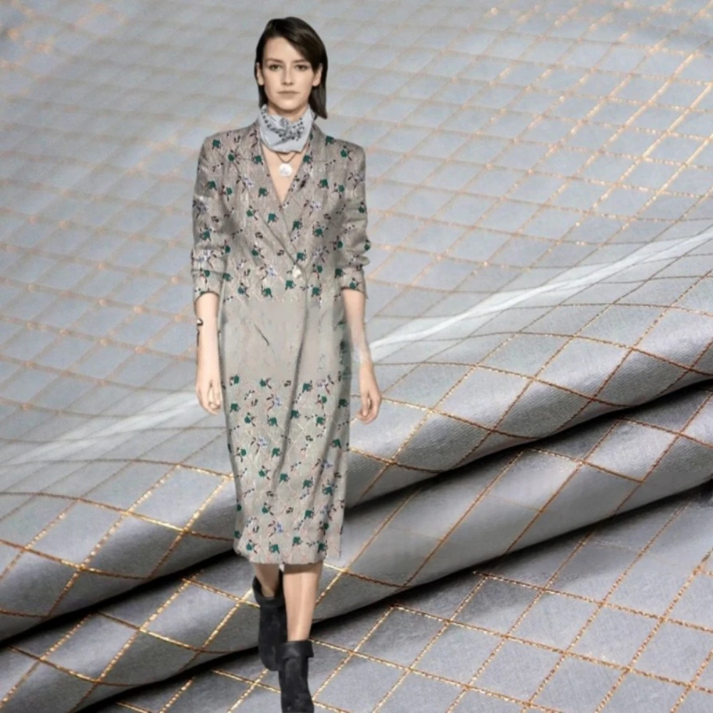 

Золотая линия, окрашенная в пряжу жаккардовая ткань, бриллиантовая роза, тисненое платье, блейзер, модный европейский бренд, модный дизайн, шить, оптовая продажа, ткань