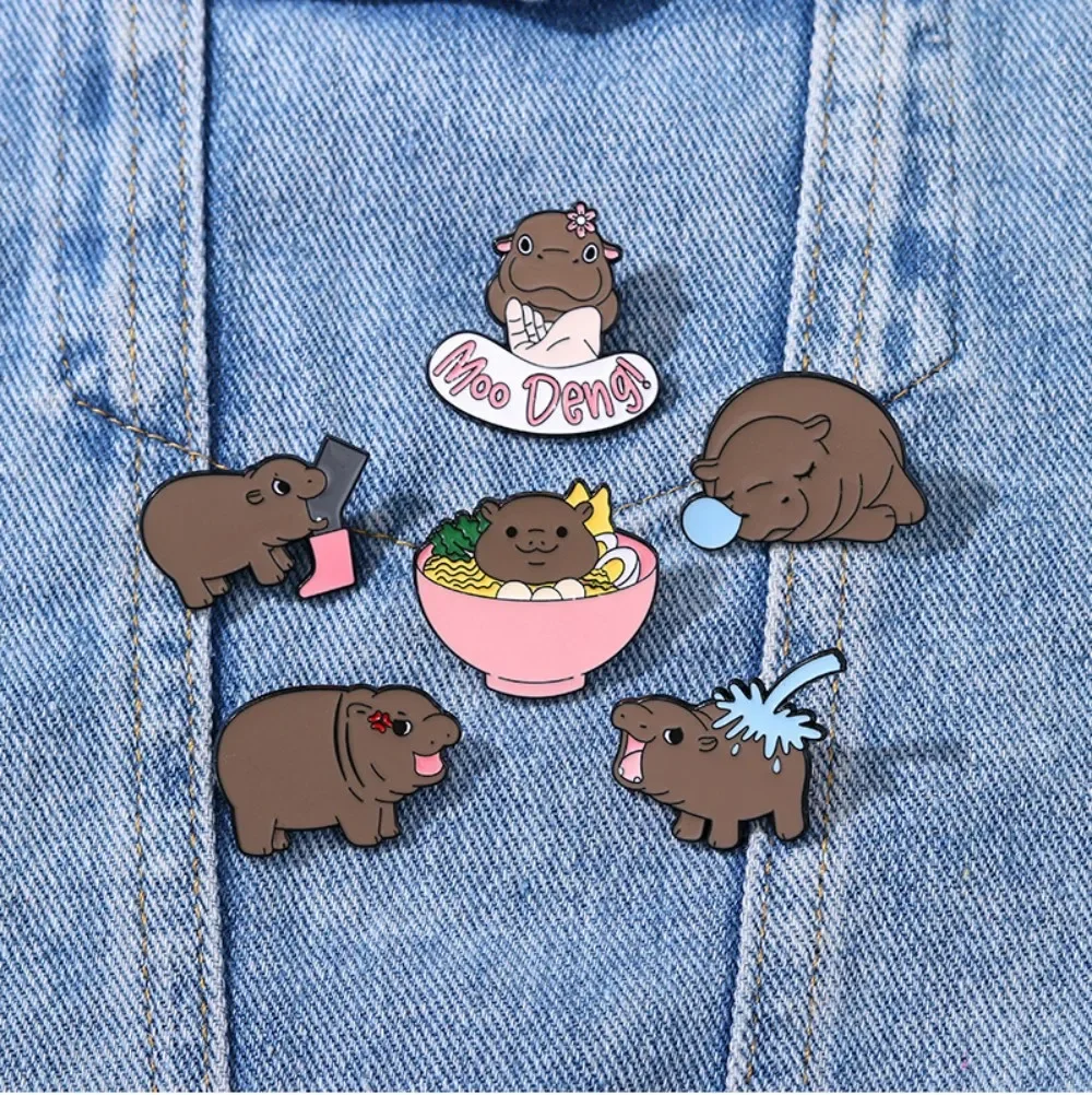 Broche esmaltado de hipopótamo de dibujos animados para niños, insignia de Pin de solapa de Animal tailandés MooDeng creativo para mochila, ropa, sombrero, accesorios