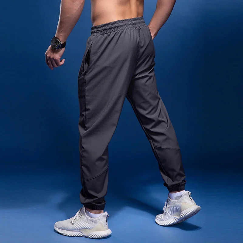 Celana olahraga pria, celana jogging kebugaran dengan saku ritsleting untuk latihan sepak bola