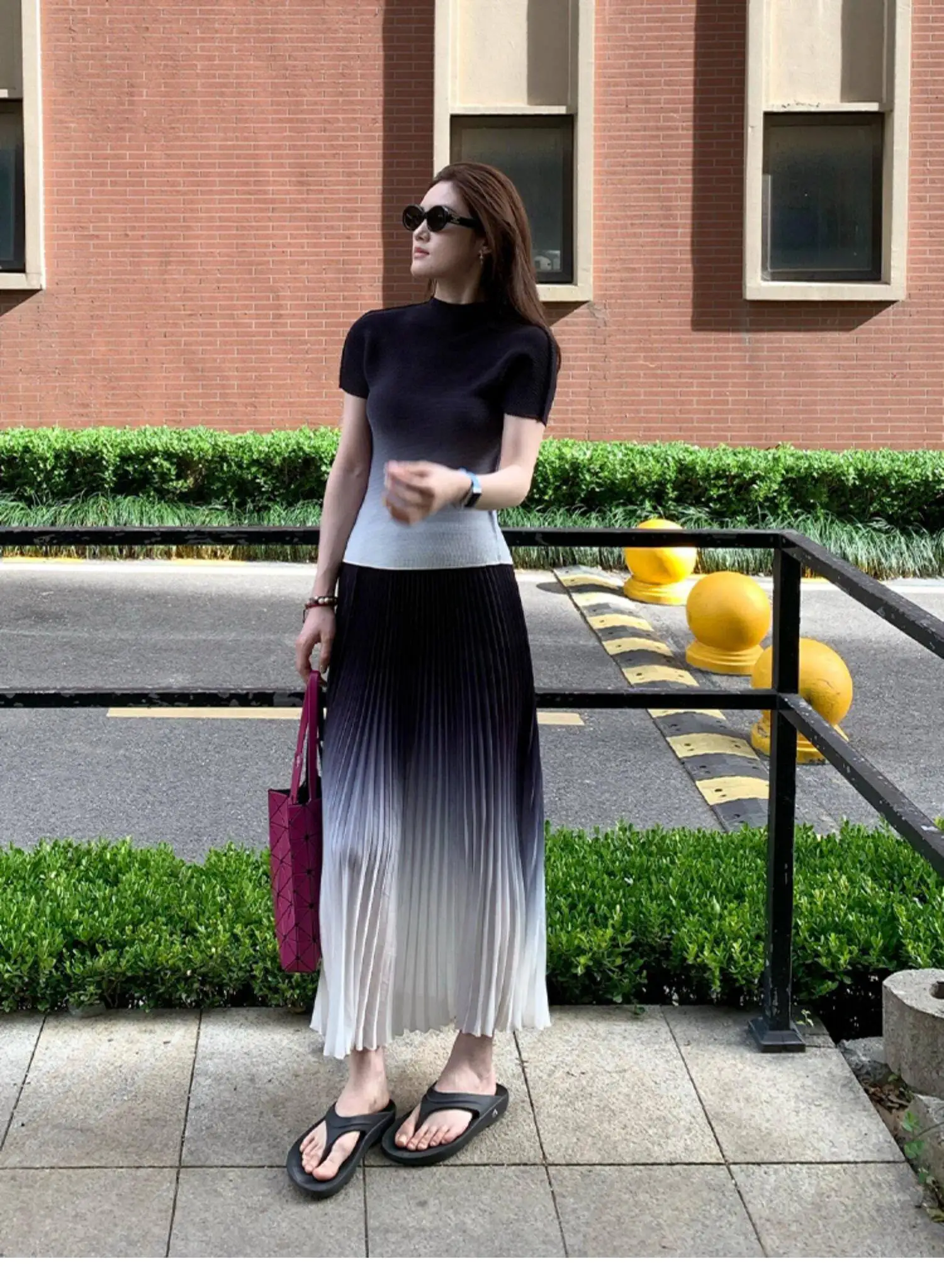 Summer two-piece set for busy women: stylish, youthful, and versatile gradient draped skirt and short-sleeved T-shirt.