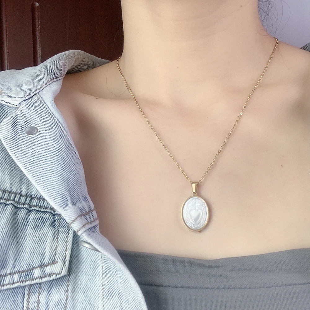 New Stainless Steel Necklace For Women Vintage Oval White Sea Shell Sacred Heart Pendant Charm Necklace Female Jewelry