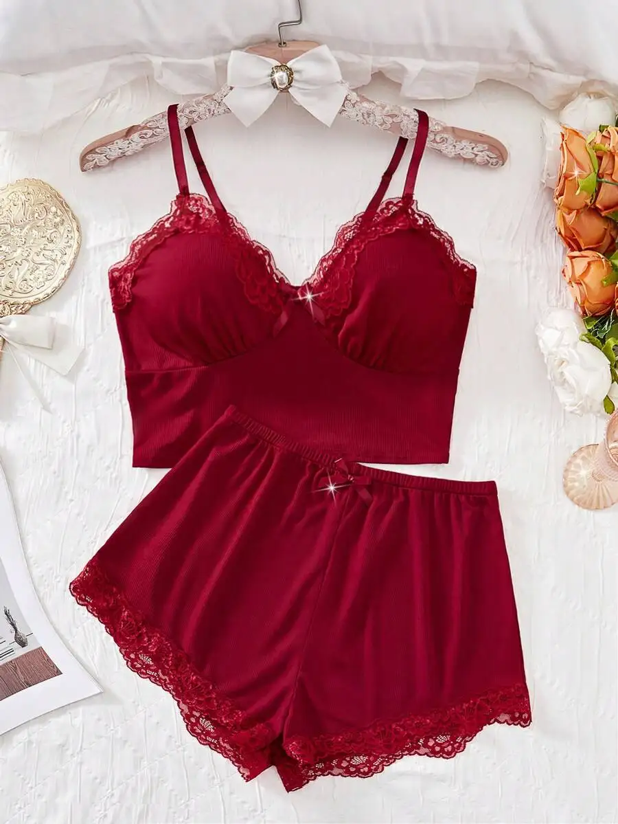 

Комплект для сна из 2 предметов с красной кружевной отделкой - топ с бантом на бретелях и шорты