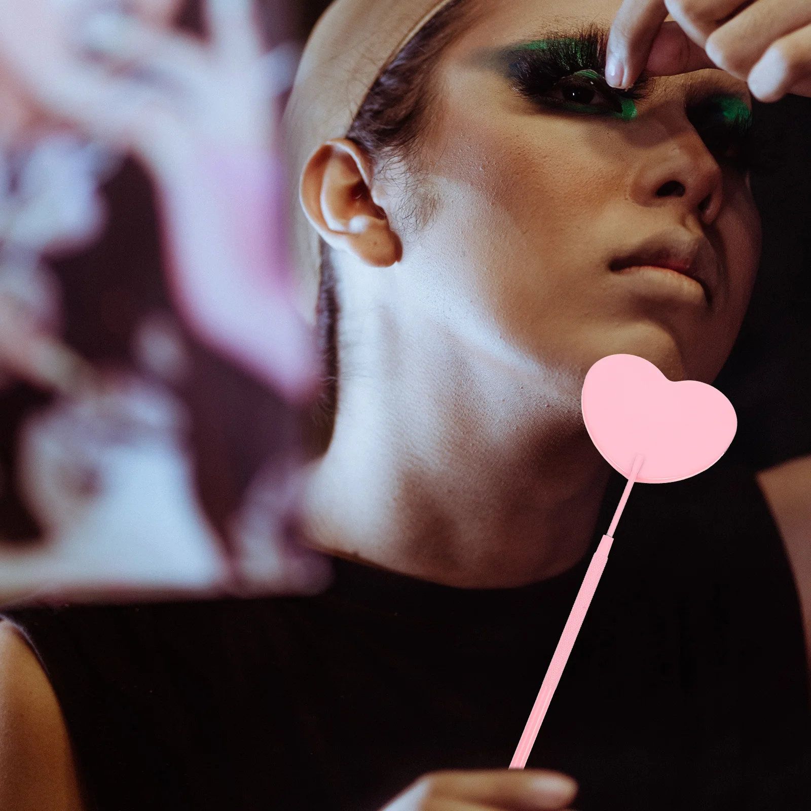 

Handheld Eyelashes Mirror with Heart Shape Design Removable Lash Extension Supplies Professional Beauty Tool for Eyelash Check