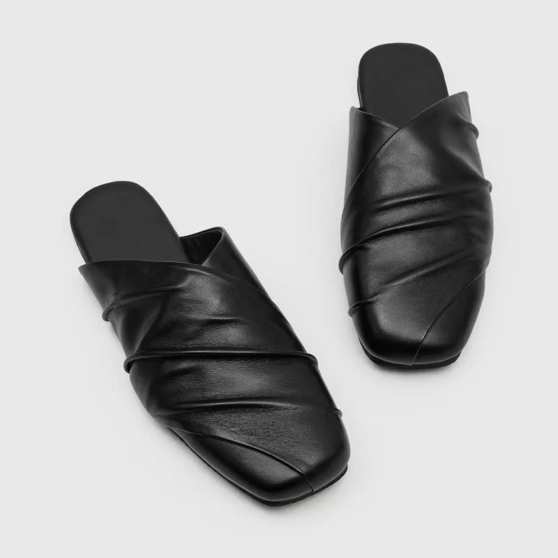 Summer New Men Pleated Fashionable Slippers Are Soft Comfortable Breathable Flat Bottomed Non Slip Suitable for Daily Commuting