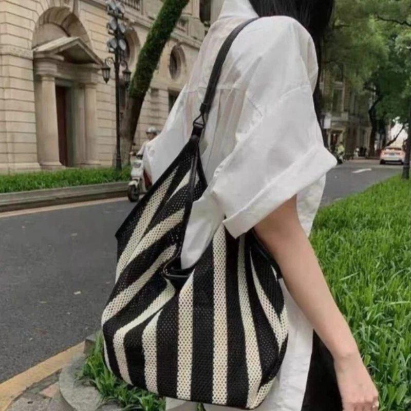

Women' Lazy Wind Striped Woven Shoulder Bag Large Capacity Commuter Tote Bag Chequered with Black and White Hand-held Basket Bag