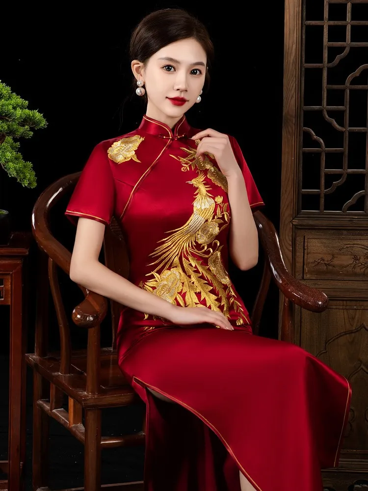 Nowa haftowana suknia ślubna cheongsam dla babci Xi to elegancka i dopasowana sukienka dla mamy.