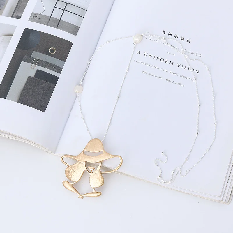 Sweater chain new necklace European and American style beauty head abstract pearl high-end necklace pendant