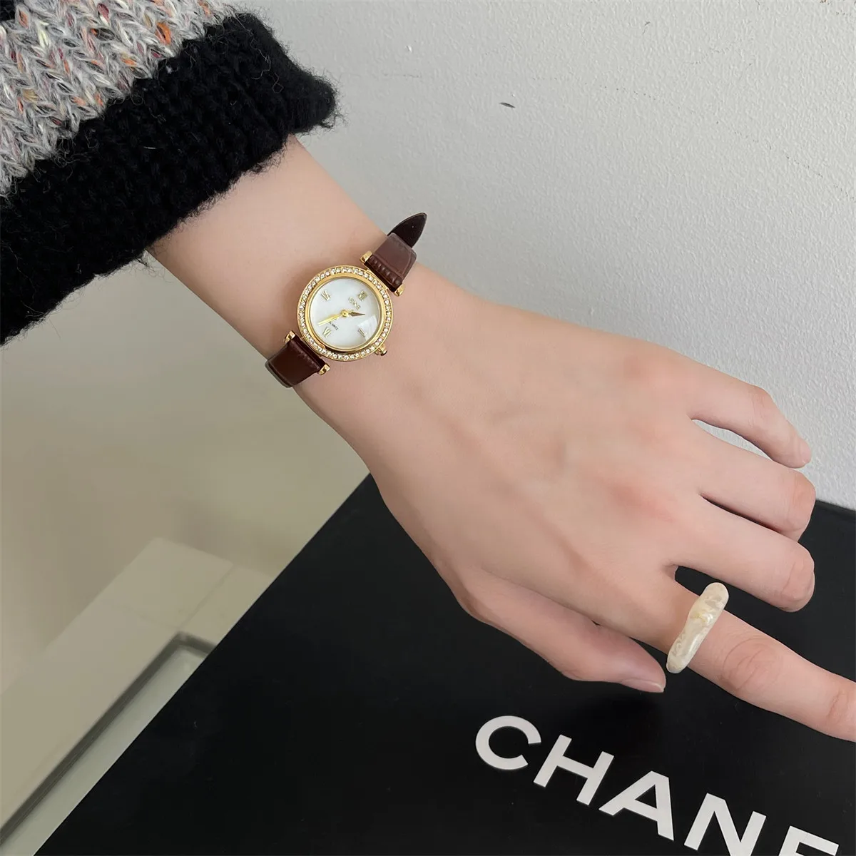 New Minimalist And Stylish Casual Women'S Watch Elegant Round Vintage Green Leather Strap Quartz Wristwatch, A Unique Timepiece.