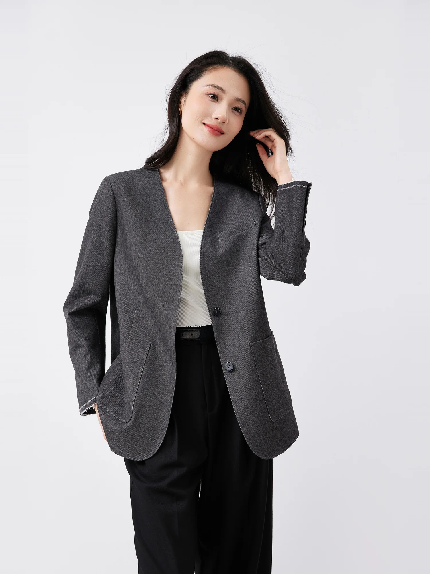 เสื้อสูททรงหลวม ปกสามเหลี่ยม ตกแต่งด้วยการเย็บแบบ Color Blo ชายเสื้อกว้าง ดีไซน์ V-Neck แขนยาว ผลิตจากเส้นใยโพลีเอสเตอร์ สำหรับผู้หญิง