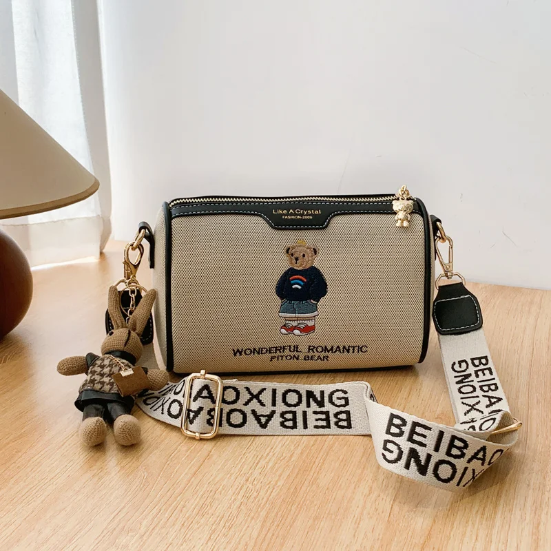 Tas in ontwerperstijl 2025, nieuw model, veelzijdig borduurwerk, nieuwe cartoonstijl, modieuze kleine beer, crossbodytas, casual kussentas