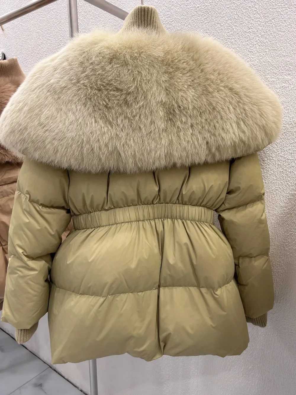 Piumino con collo in vera pelliccia di volpe naturale al 2024 piumino d\'oca bianco moda donna piumino invernale spesso cappotto di pelliccia calda