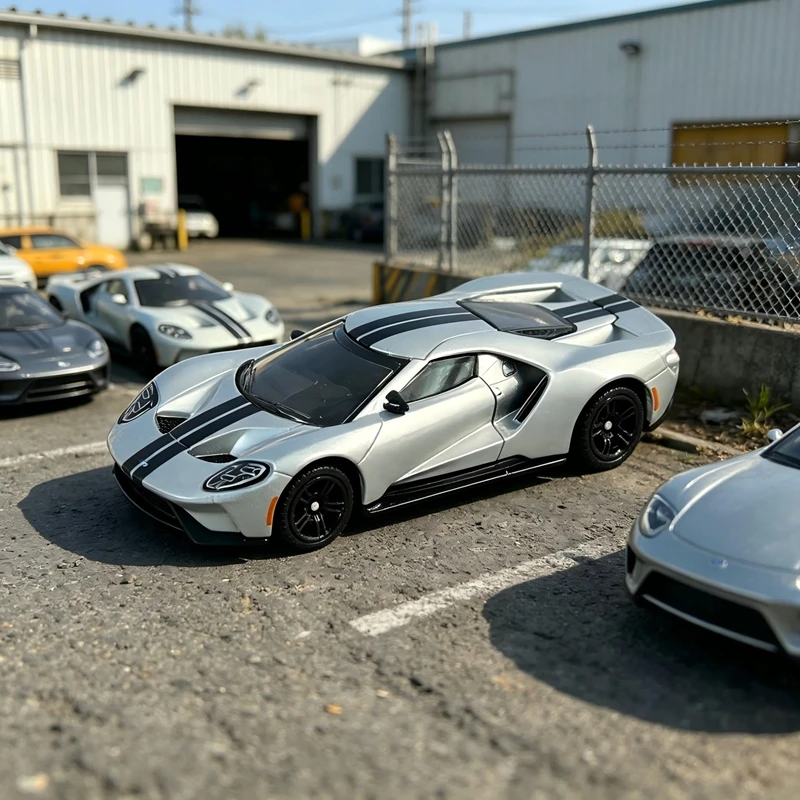 CCA 1:64 simulation Ford GT2017 alloy rally car model rich in details, finely crafted, and of good quality rich in details