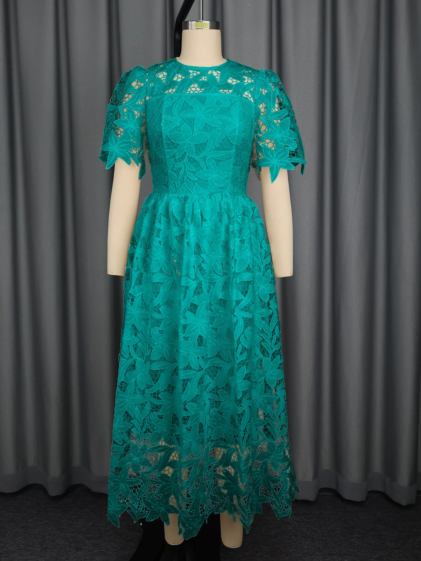 Übergröße Damenkleid mit Rundhalsausschnitt und Spitzenbesatz, Elegantes Mittellanges Kleid mit Taillierung für Festliche Anlässe – Detail 16