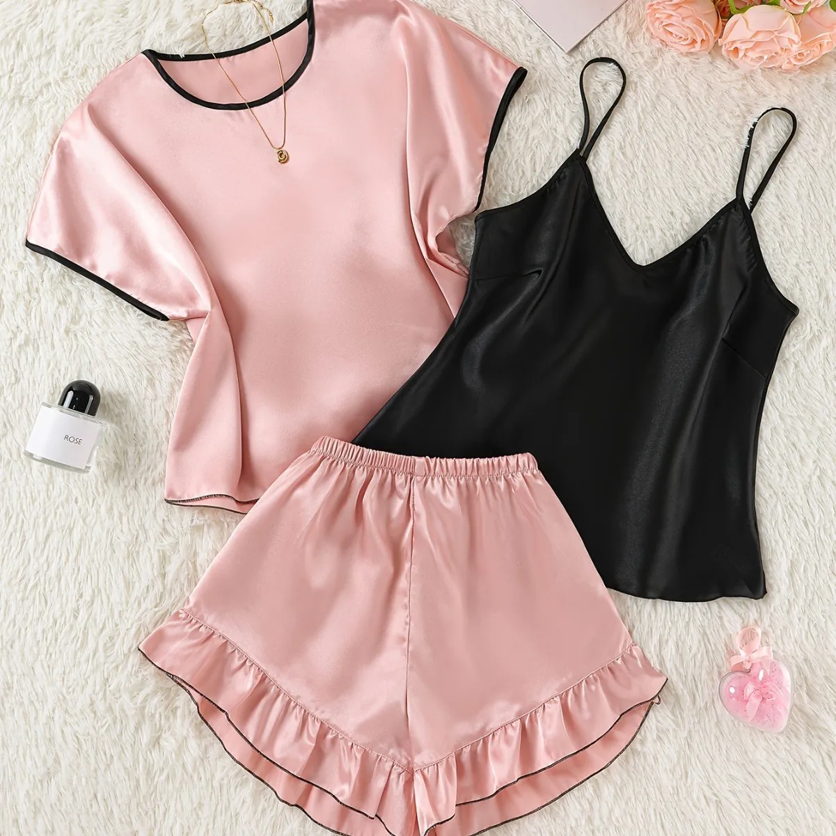 

Сексуальный черно-розовый комплект из трех предметов с бретельками и шортами с рюшами для дома