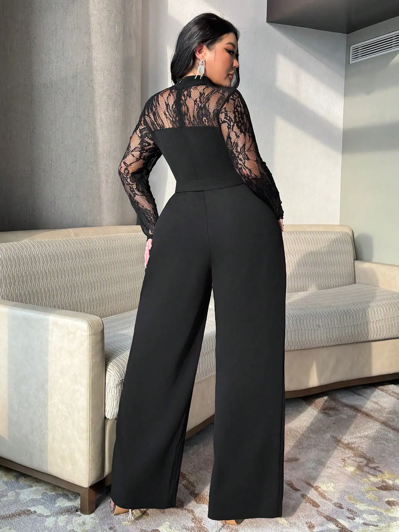Plus size zwarte jumpsuit met kanten overlay, opstaande kraag en tailleband - sexy avondkleding