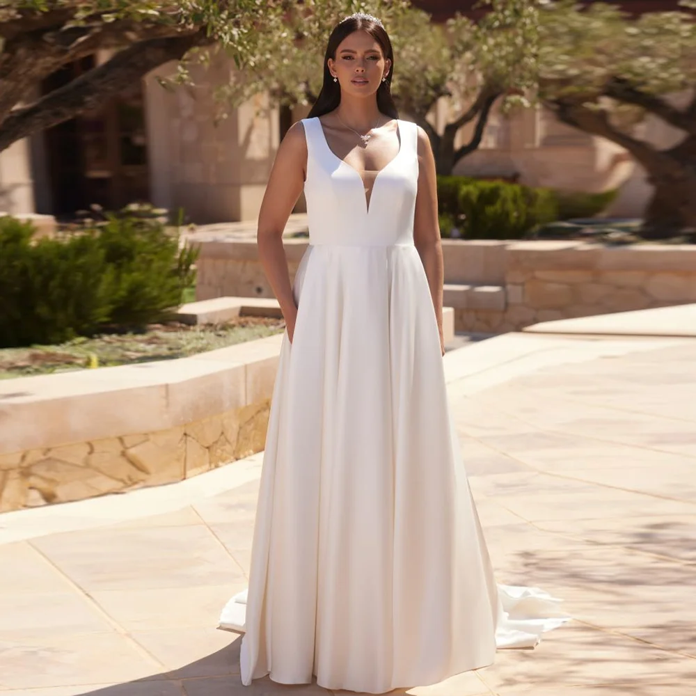 

Customized Simple V-neck Straps Satin Solid Wedding Party Dress Backless Court Bridal Wedding Gown