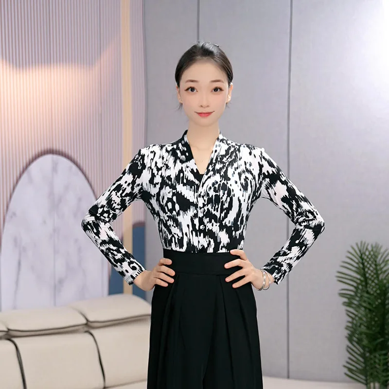 Elegant V‑Neck Printed Dance Top, Black‑White Abstract Pattern Long Sleeve Slim‑Fit Shirt for Latin Ballroom Dance Class Outfit