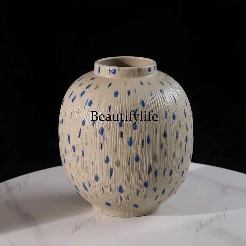 Modern simple hand-painted ceramic vase, living room TV cabinet ornament with dried flower arrangement in the model room