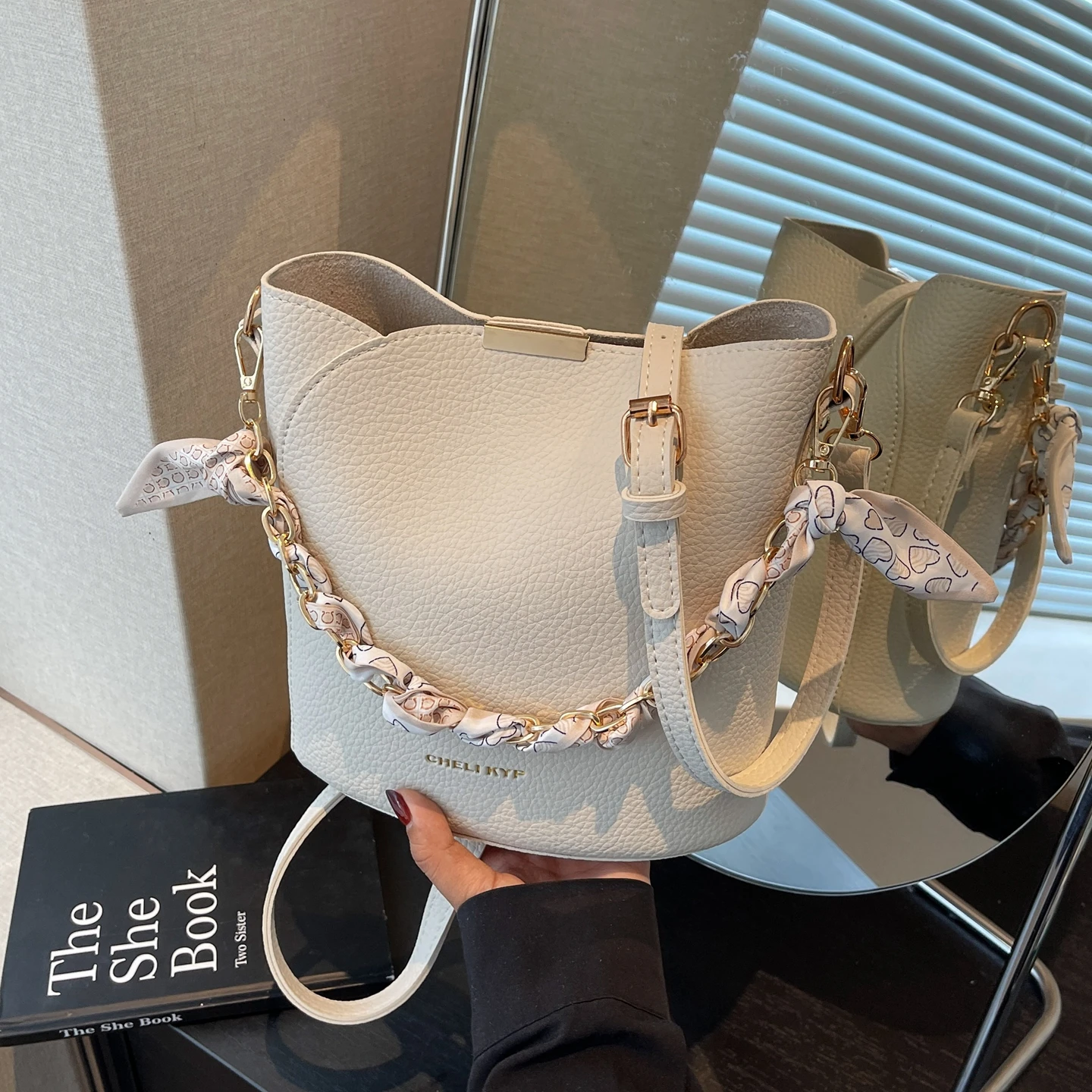 

Женские сумки-ведра из искусственной кожи, новые изысканные модные сумки через плечо с магнитной пряжкой, темпераментные женские сумки в стиле ретро