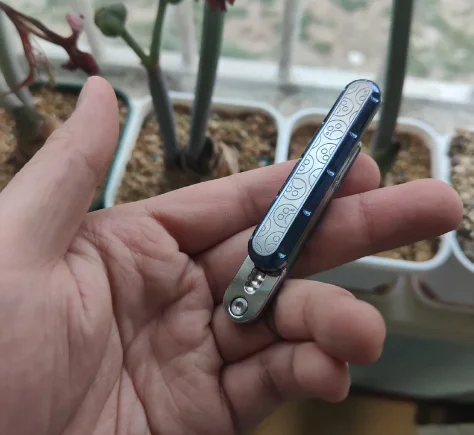 

USED EDC DZ Titanium Blue material deep-fried dough sticks fingertip gyro decompression toy