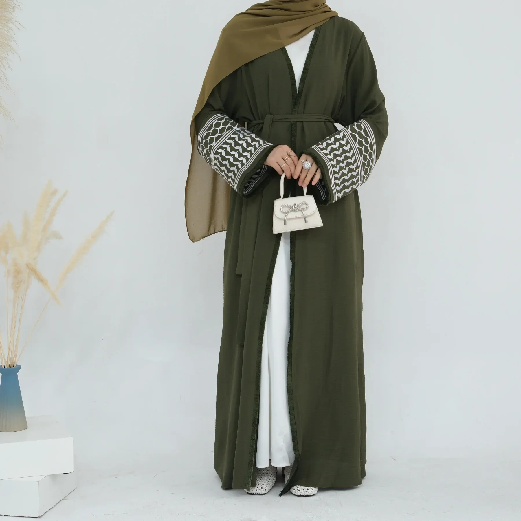 

Leaf Embroidery Open Kimono Abaya Dubai Muslim Women Coat Kaftan Elegant Cardigan Arab Modest Dress Islam Clothing Ramadan Robe
