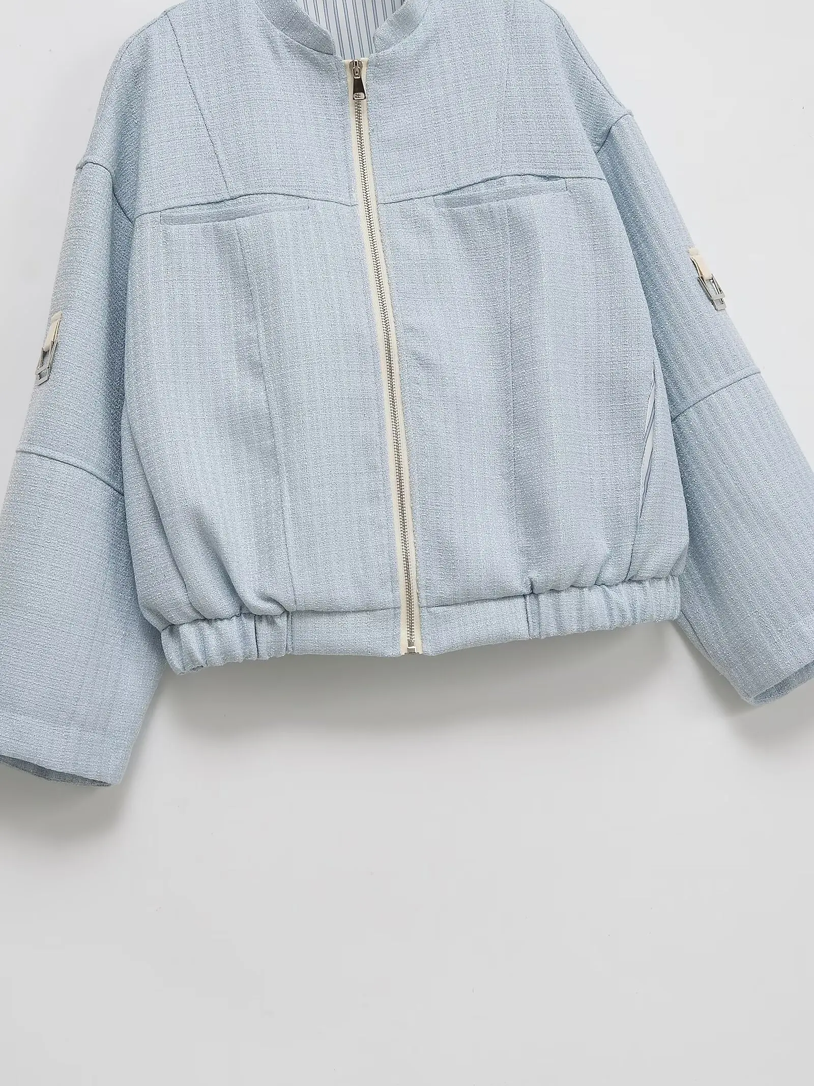 2025 Primavera Nuevos productos Ropa de mujer Línea de color metálico Chaqueta con cuello levantado y manga enrollada 3053/136