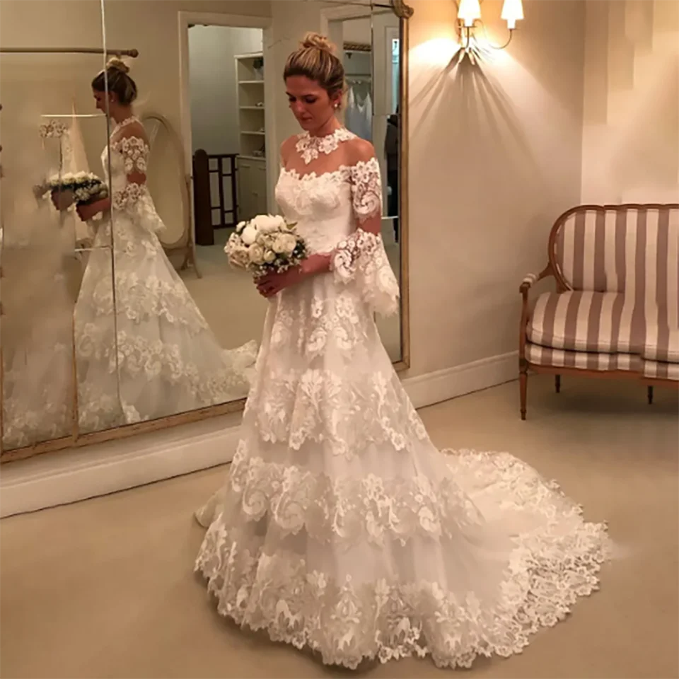 Splendide applicazioni in pizzo personalizzate o collo maniche svasate abito da sposa linea A 2025 bottoni illusione strascico di corte abito da sposa in tulle