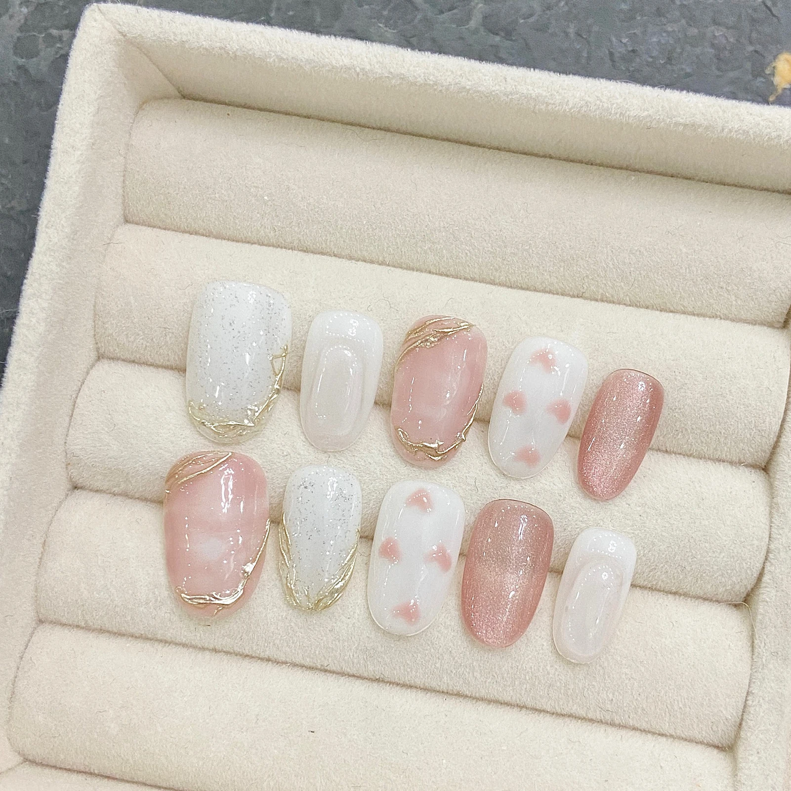 Handmade Press On Nails 10pcs Pink Cat's Eye Fake Nails With Heart Golden Stripe Design Gentle Short Almond False Nails Wearable