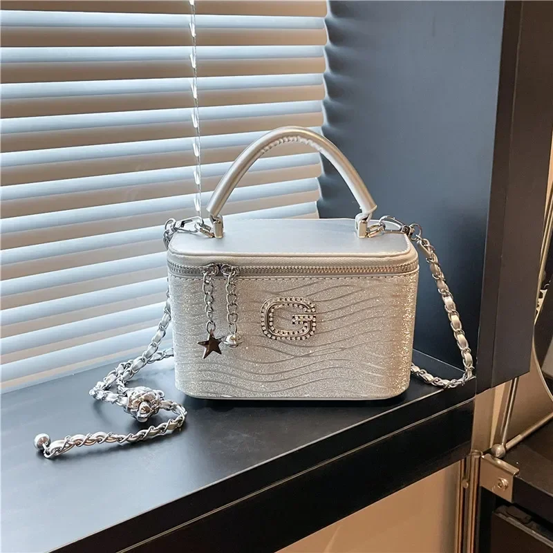 

Luxury Paris Fashion Vintage Handbag For Women With Crossbody Function Solid Color And Trendy Design