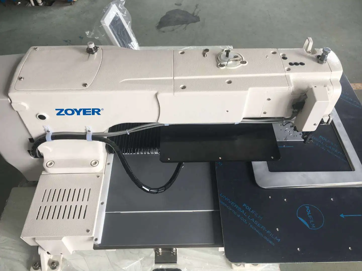 Zoyer ZY3020J Computerized Pattern Sewing Machine Programmable Stitch Input 5000 Designs New Condition For Apparel Factories