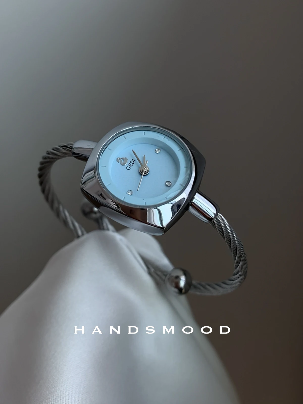 

Elegant women's watch, blue, small and exquisite, stylish and casual, versatile bracelet design, fashionable quartz wristwatch.