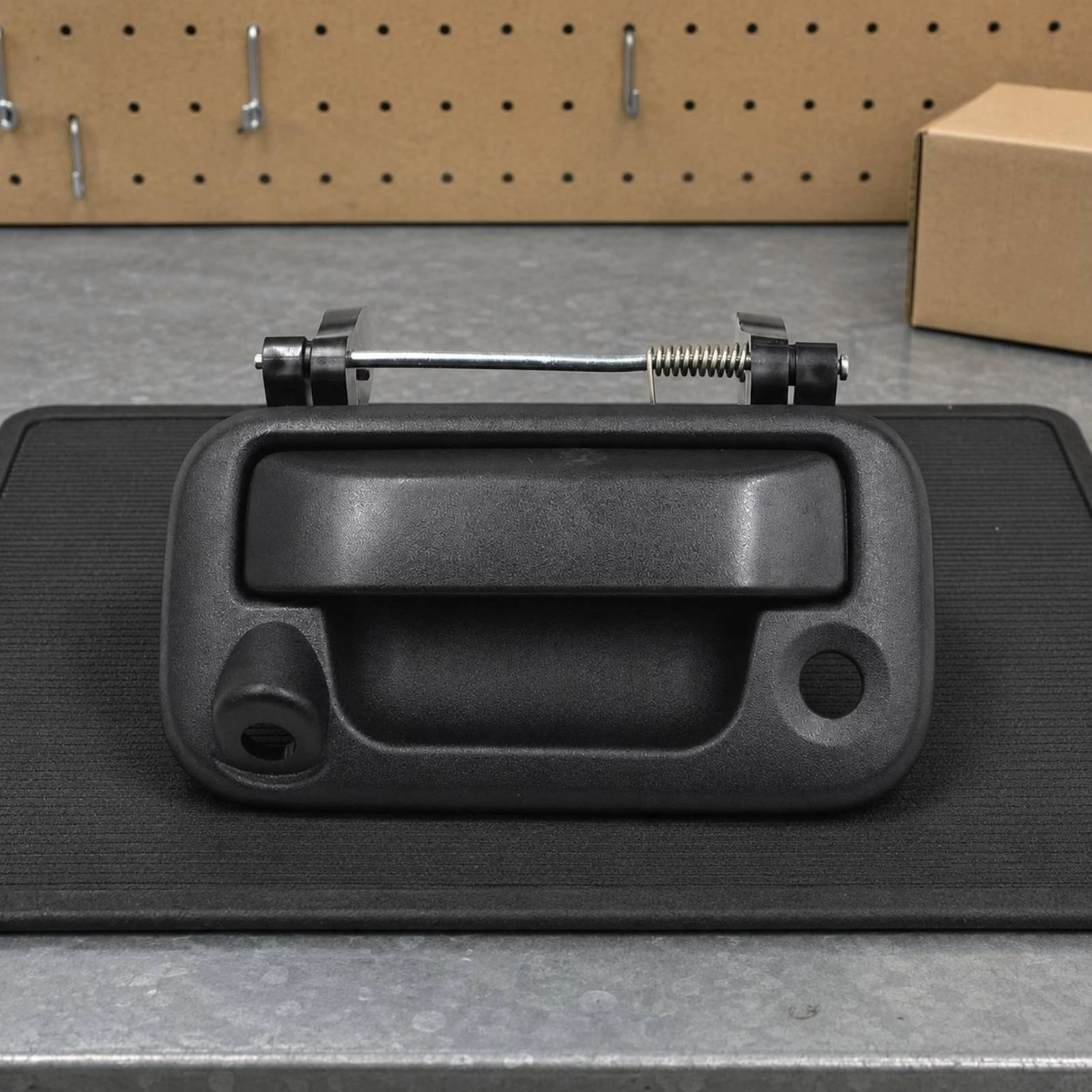 

Tailgate Handle Assembly Coil-Assisted-Loaded Replacement Tailgate Handle Auto Parts Integrated Construction Black