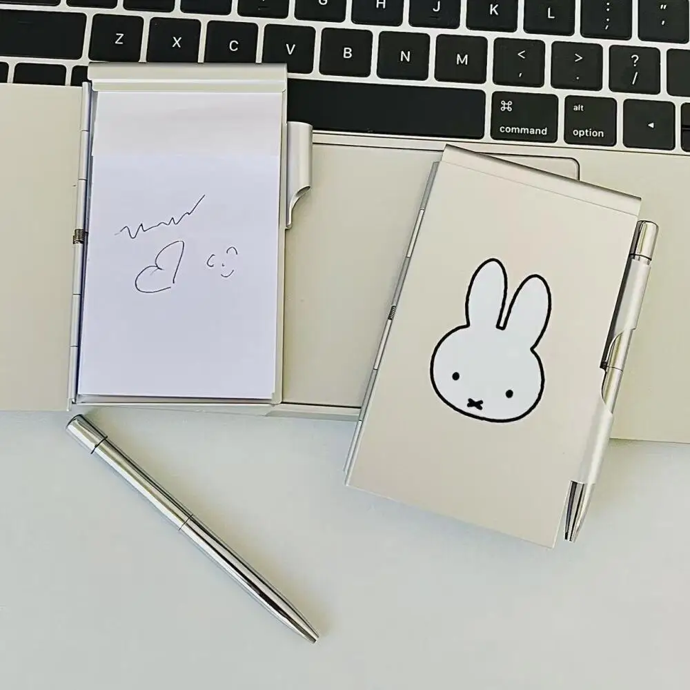 El cuaderno portátil Miffy de aleación de aluminio es compacto y mini que te permiten llevar una pluma, un cuaderno, un libro de bolsillo, un espacio en blanco