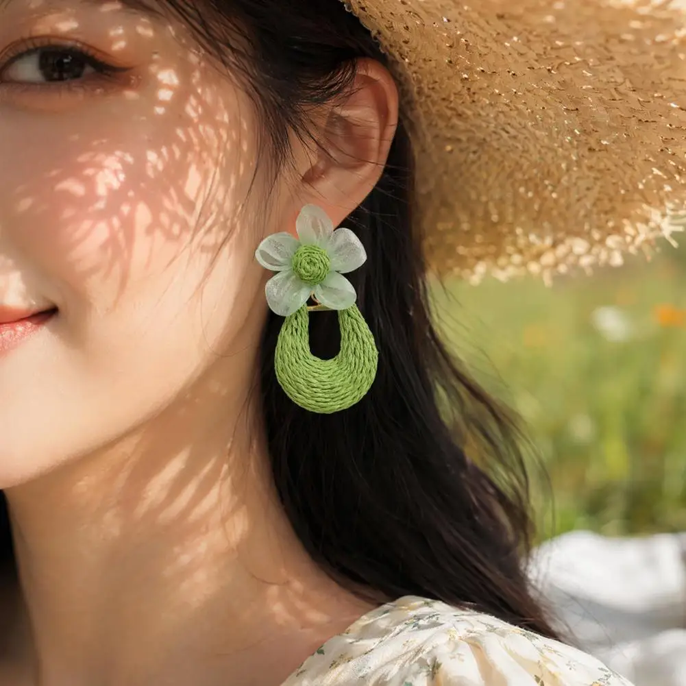 Handwoven Boho Earrings Boho Raffia Flower Drop Earrings Handmade Rattan Statement Dangle Jewelry Summer Beach for Women