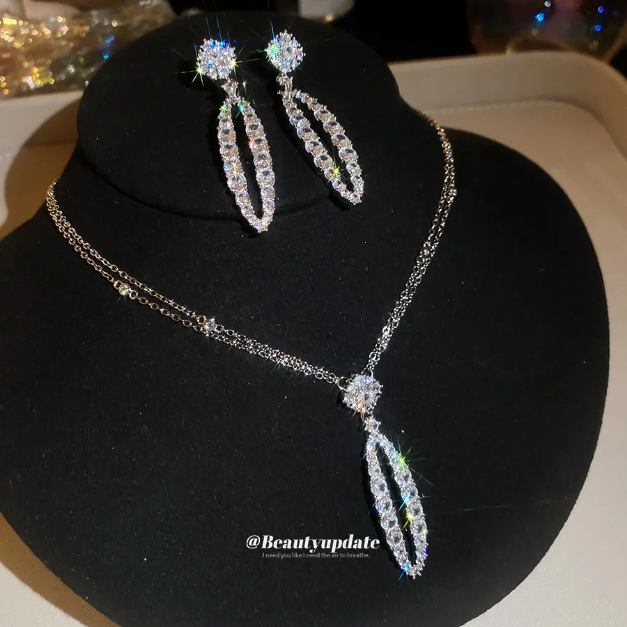 Doppelschichtige Zirkon-Oval-Hohlanhänger-Ohrringe Modische Exquisite Halskette Leichter Luxus Hochwertige Schmuckstücke für Damen